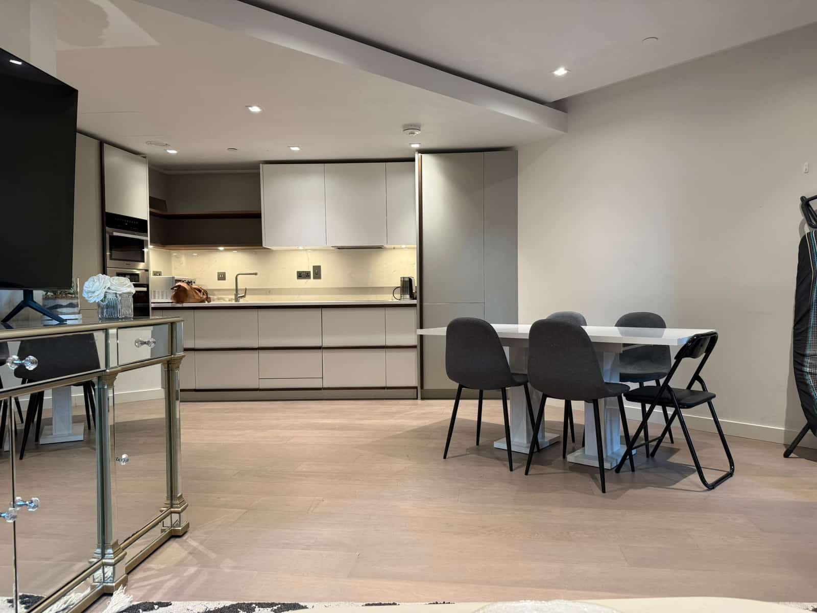 2 Bed, Westmark Tower - Photo 4