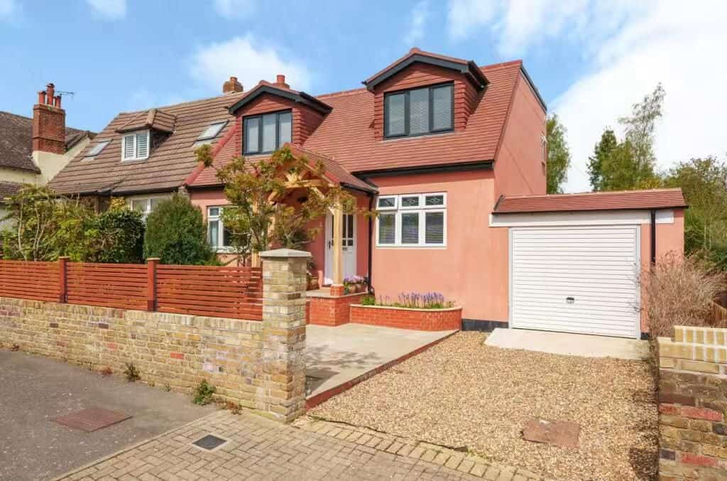 Spacious Five-Bedroom Family Home in Prime Orpington Location - Photo 1