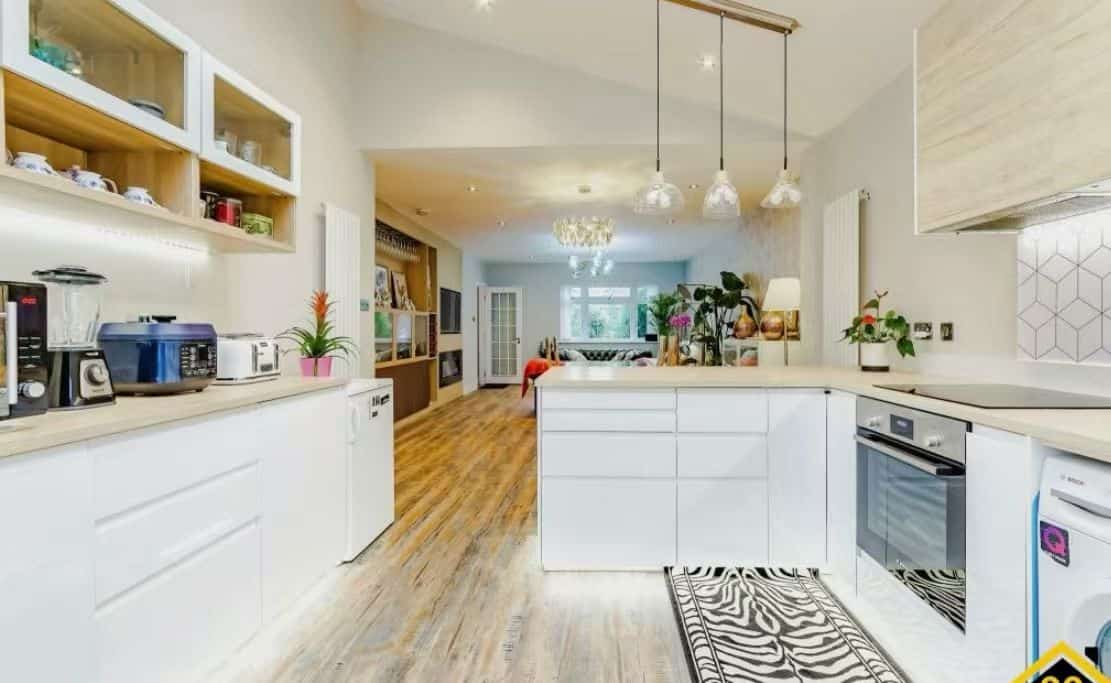 Spacious Five-Bedroom Family Home in Prime Orpington Location - Photo 2