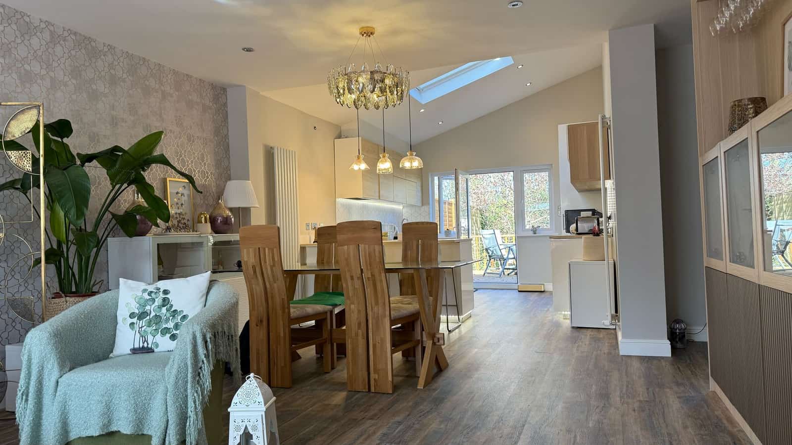 Spacious Five-Bedroom Family Home in Prime Orpington Location - Photo 4