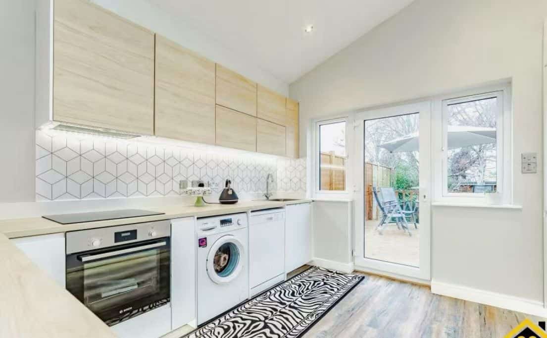 Spacious Five-Bedroom Family Home in Prime Orpington Location - Photo 16