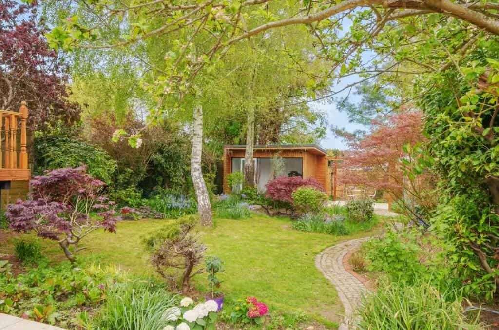 Spacious Five-Bedroom Family Home in Prime Orpington Location - Photo 36