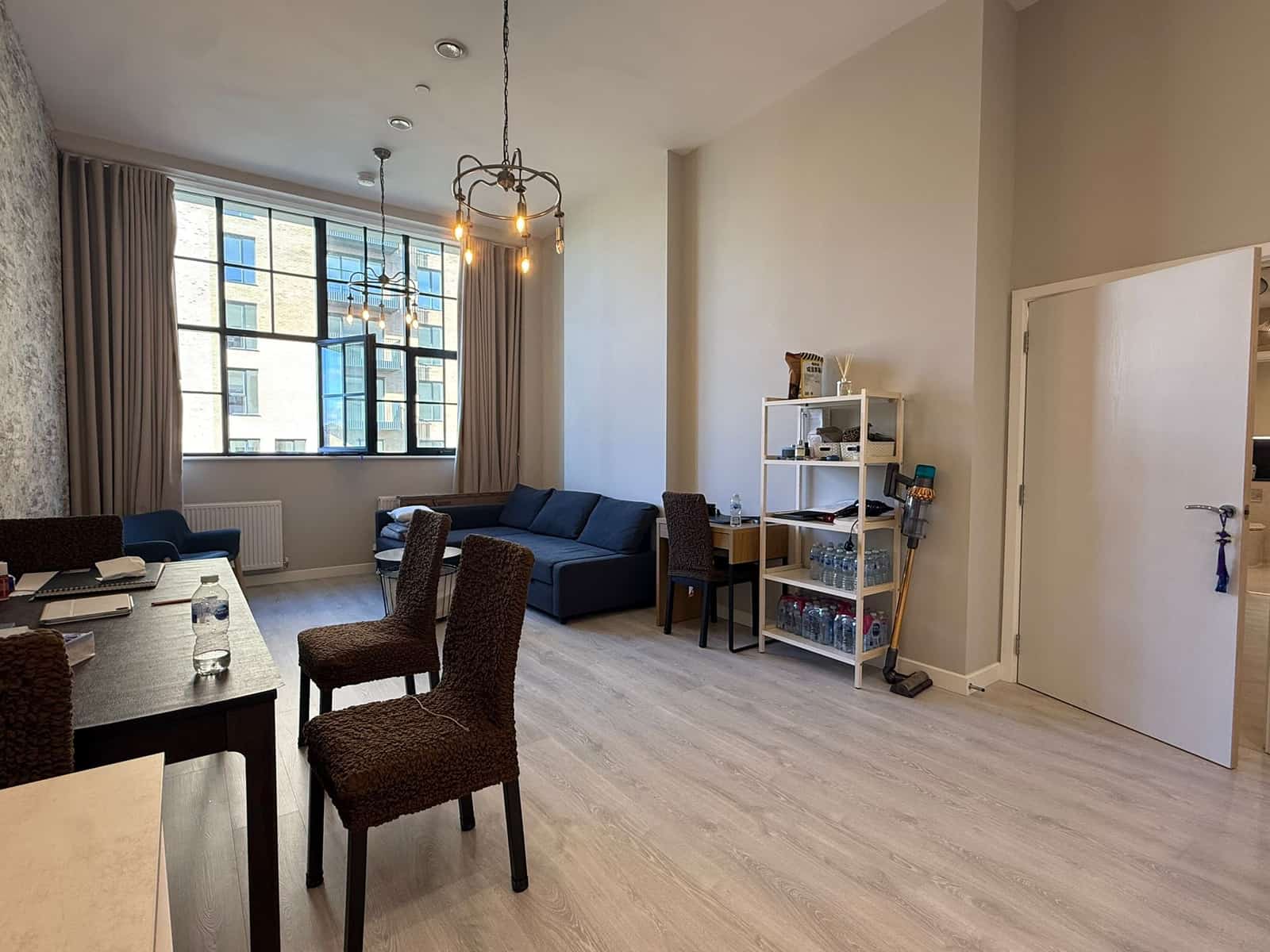 Charming Two-Bedroom Flat in Hayes - Photo 4