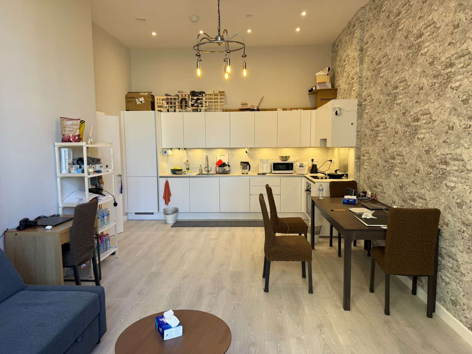 Charming Two-Bedroom Flat in Hayes - Photo 6