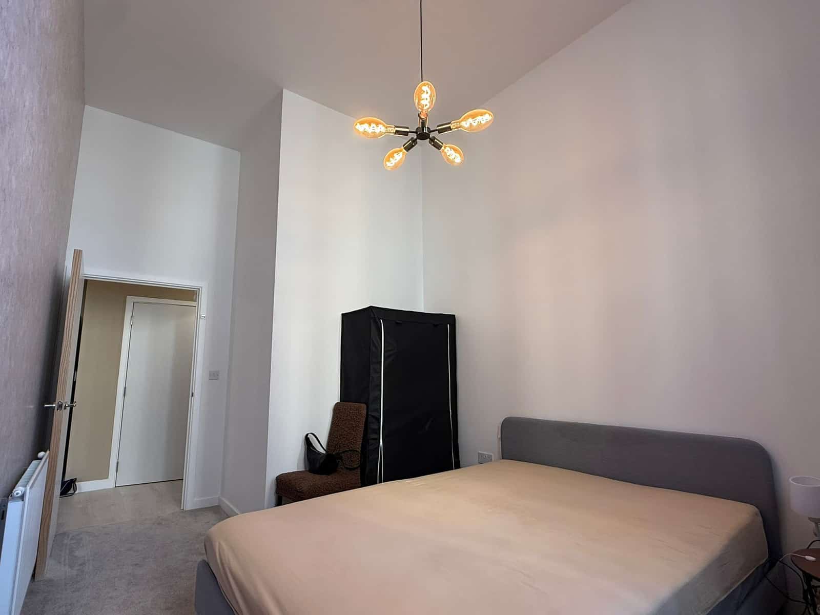 Charming Two-Bedroom Flat in Hayes - Photo 10