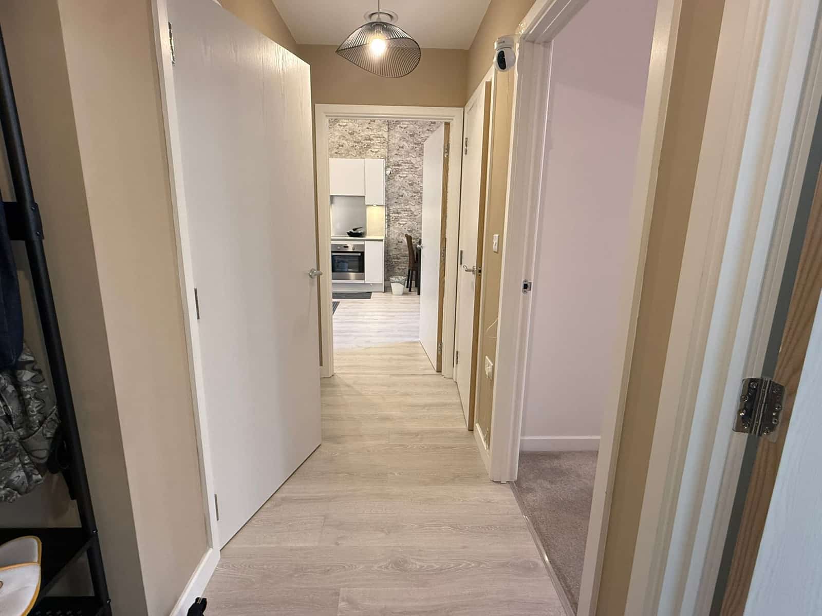 Charming Two-Bedroom Flat in Hayes - Photo 15