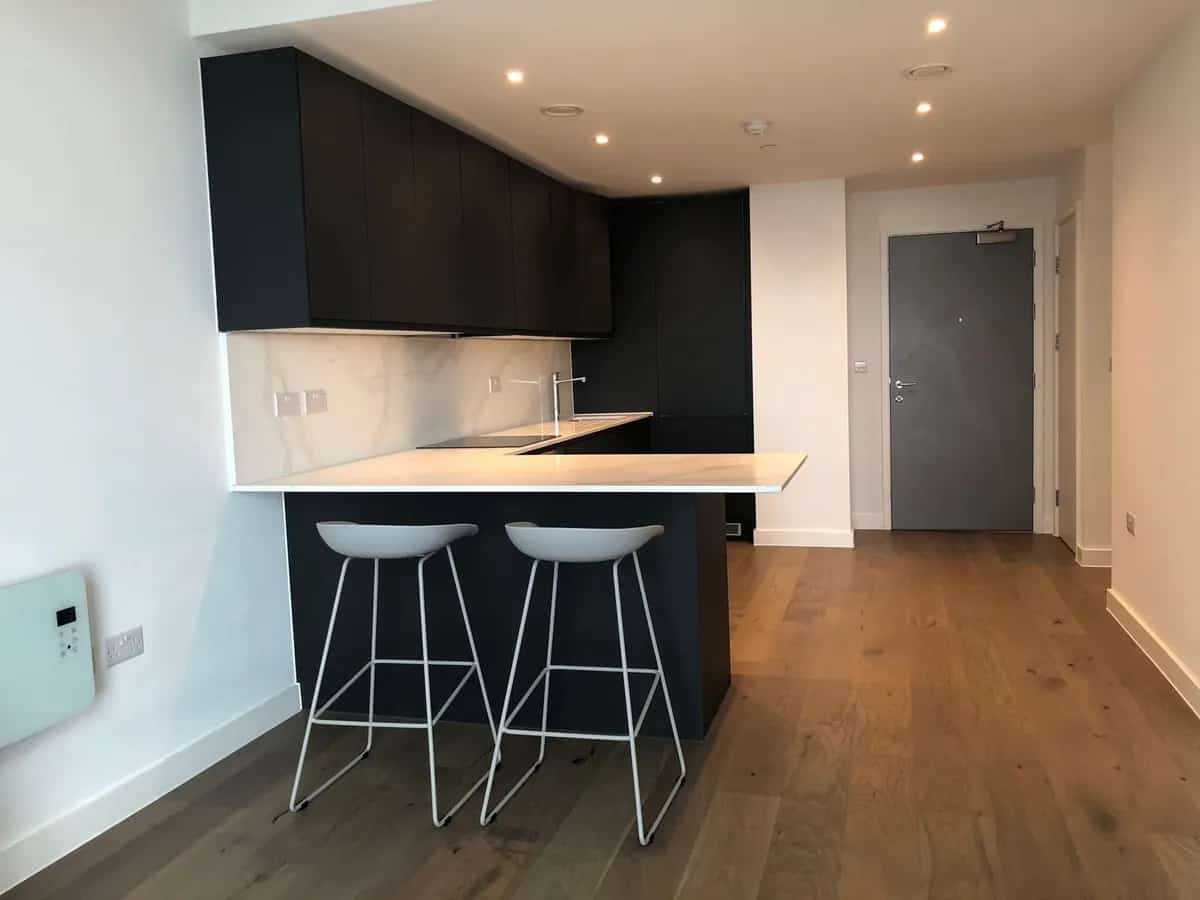 Chic City Centre One-Bedroom Apartment - Photo 2