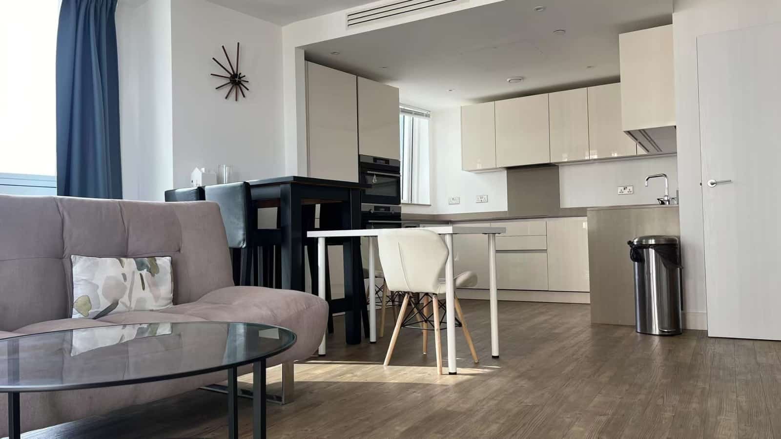 Chic Two-Bedroom Apartment in Prime South London Location - Photo 2