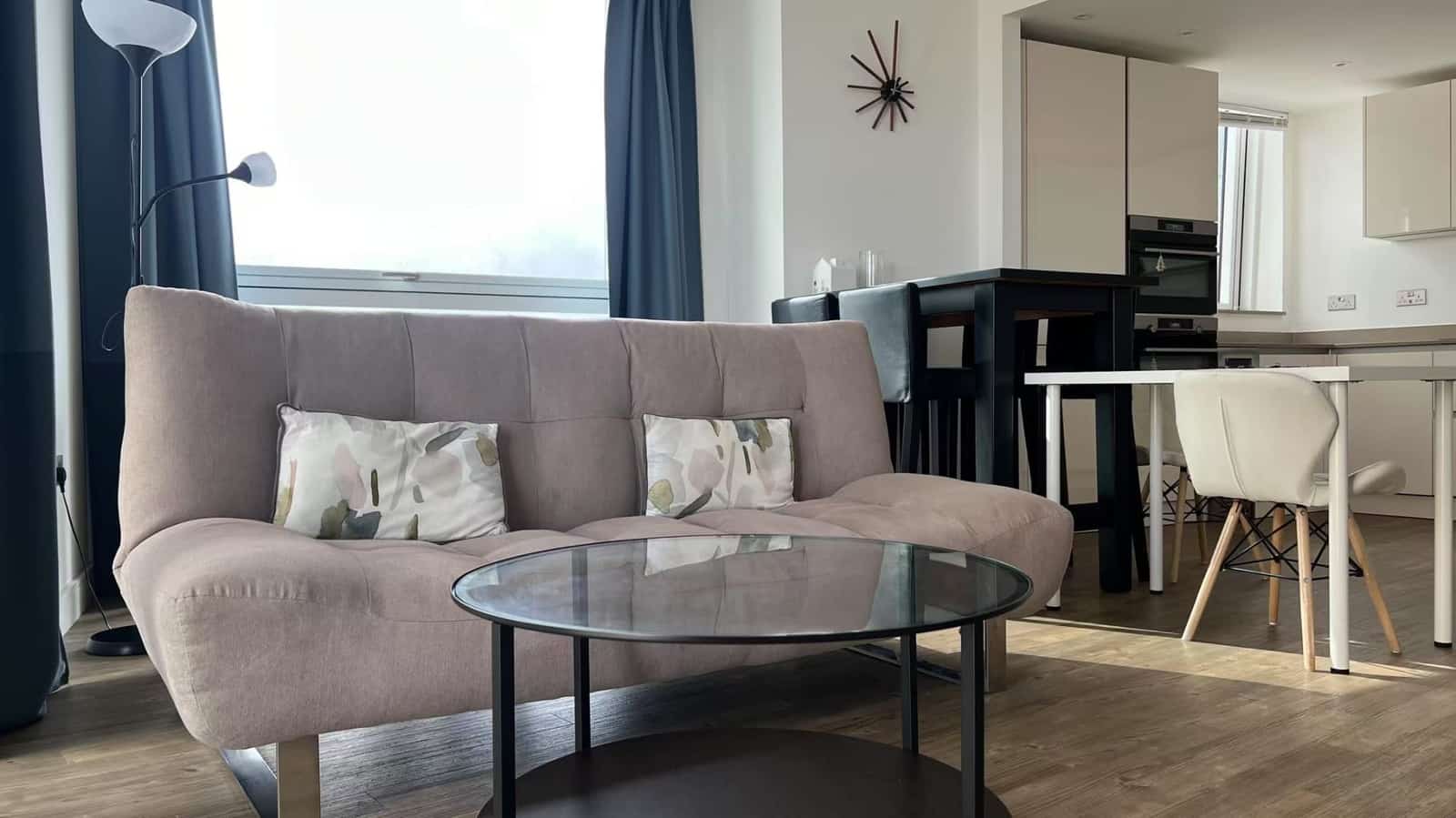 Chic Two-Bedroom Apartment in Prime South London Location - Photo 3