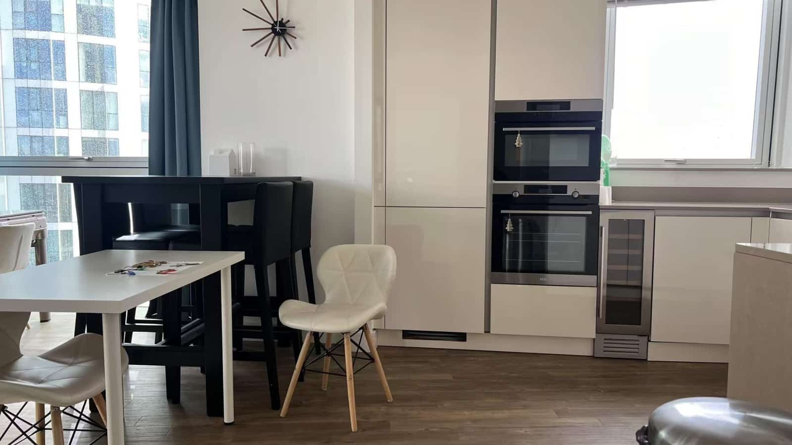 Chic Two-Bedroom Apartment in Prime South London Location - Photo 4