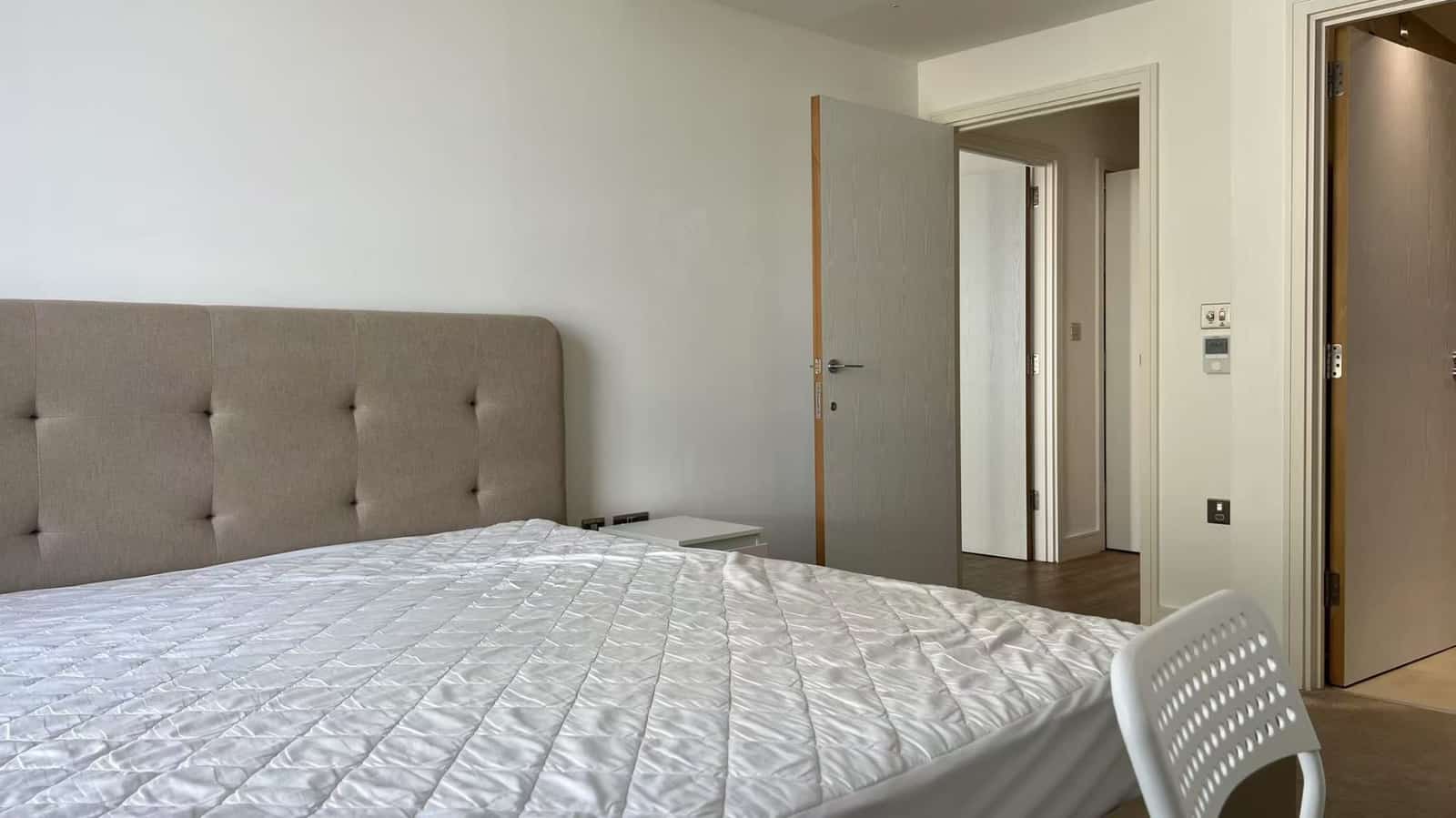 Chic Two-Bedroom Apartment in Prime South London Location - Photo 6