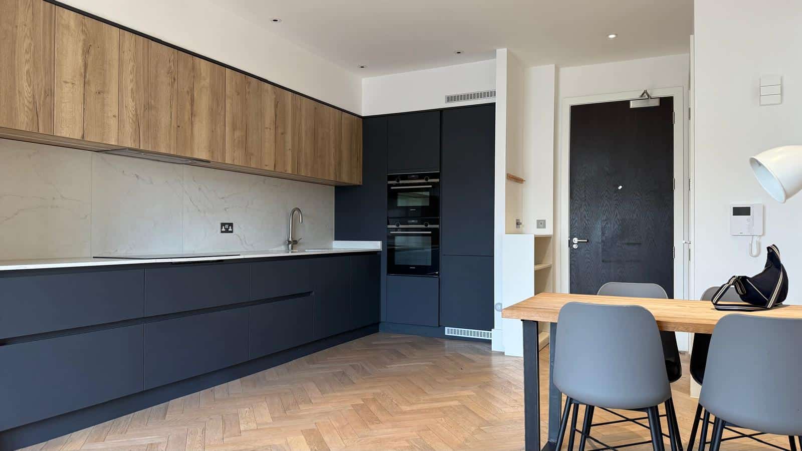 Charming Two Bedroom Flat in Sought-After Clifton - Photo 2