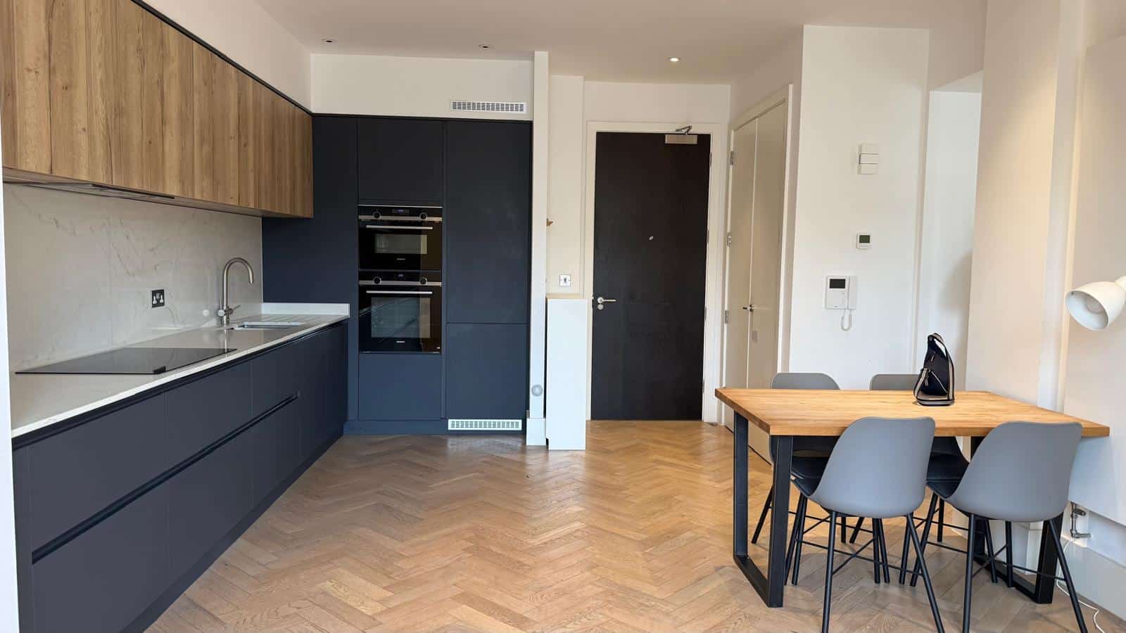 Charming Two Bedroom Flat in Sought-After Clifton - Photo 4