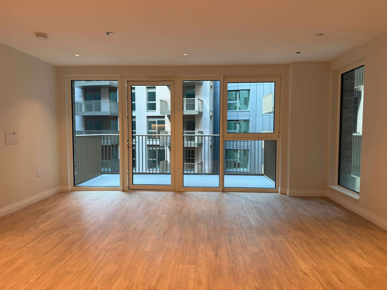 Chic One-Bedroom Apartment in Prime South London Location - Photo 3