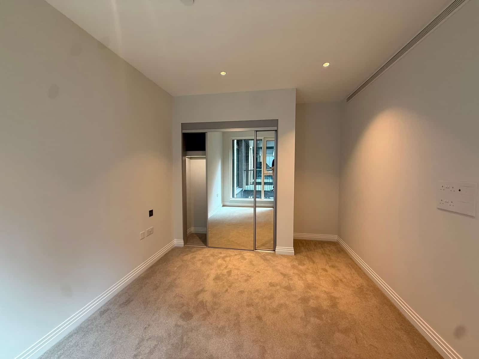 Chic One-Bedroom Apartment in Prime South London Location - Photo 8