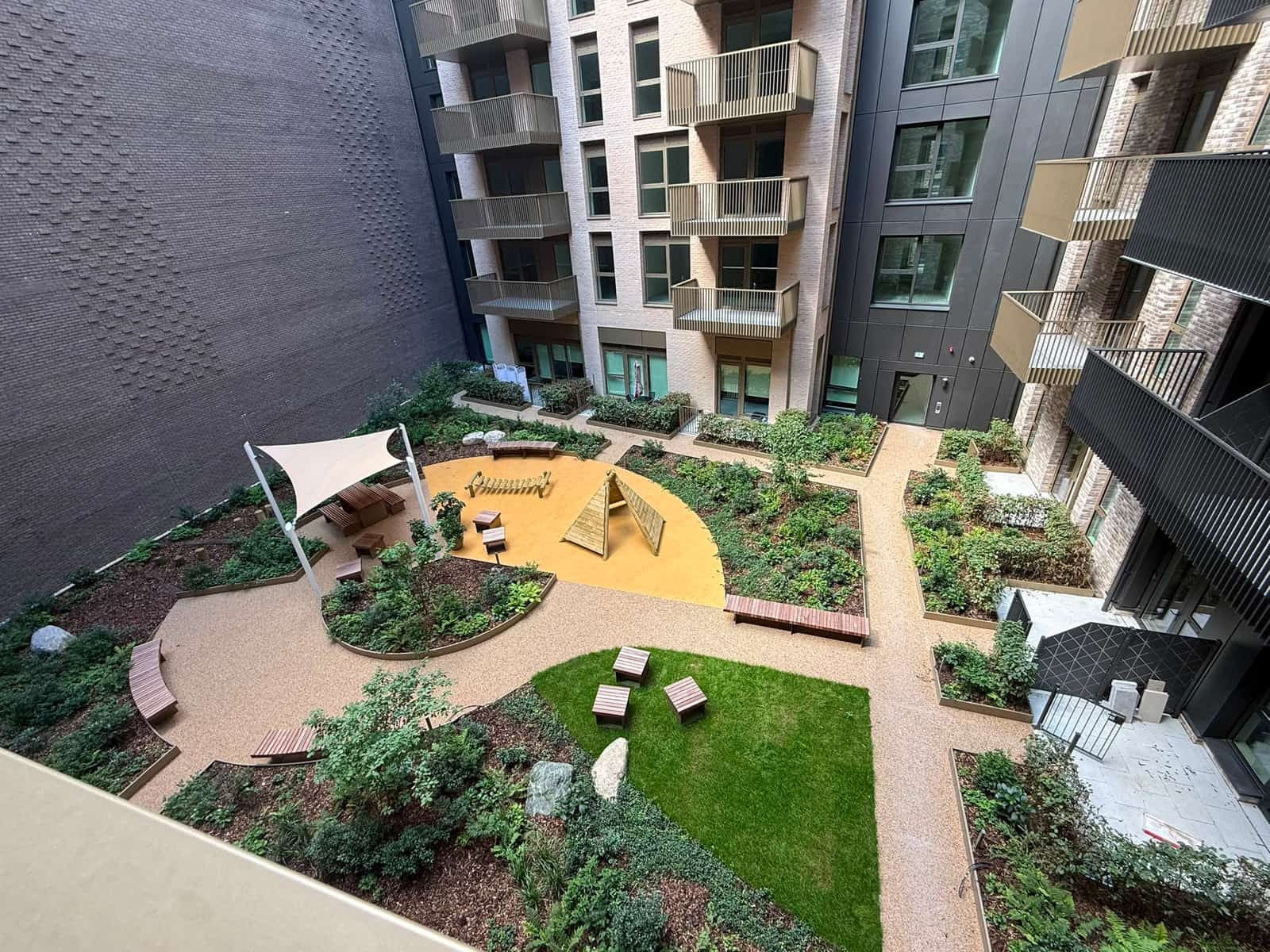 Chic One-Bedroom Apartment in Prime South London Location - Photo 16