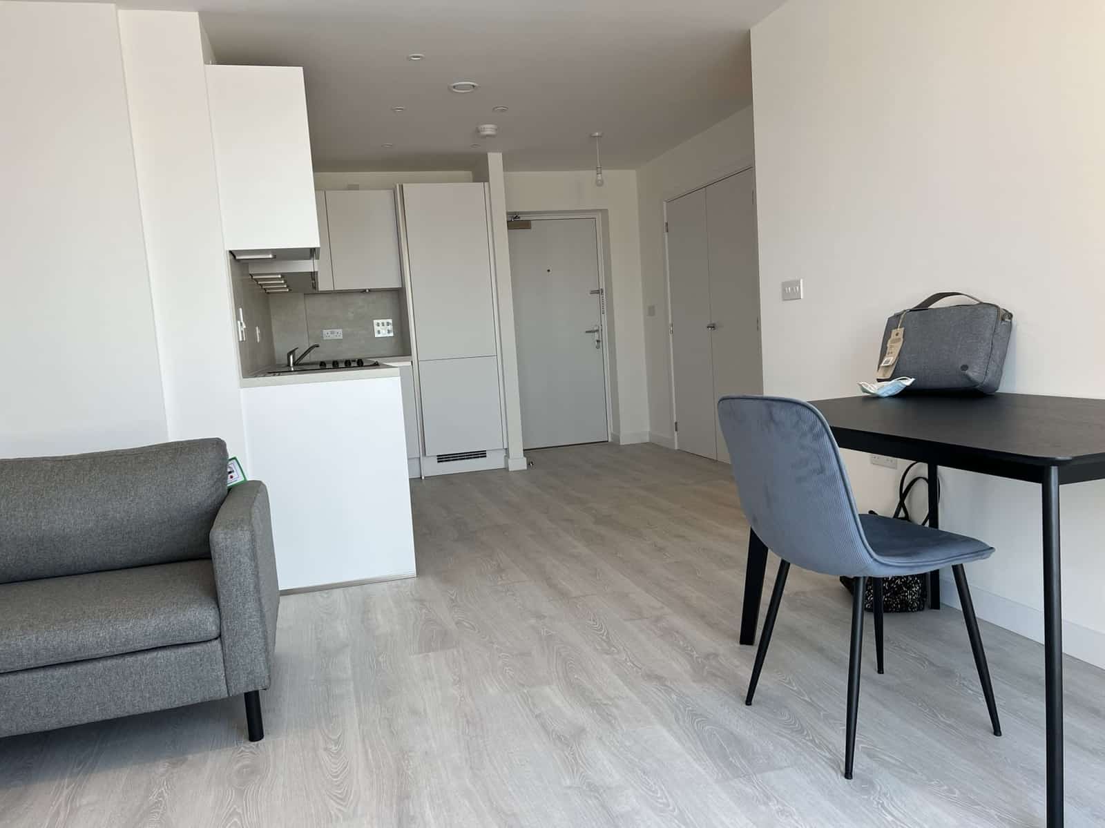 Charming One Bedroom Flat in East Acton - Photo 2