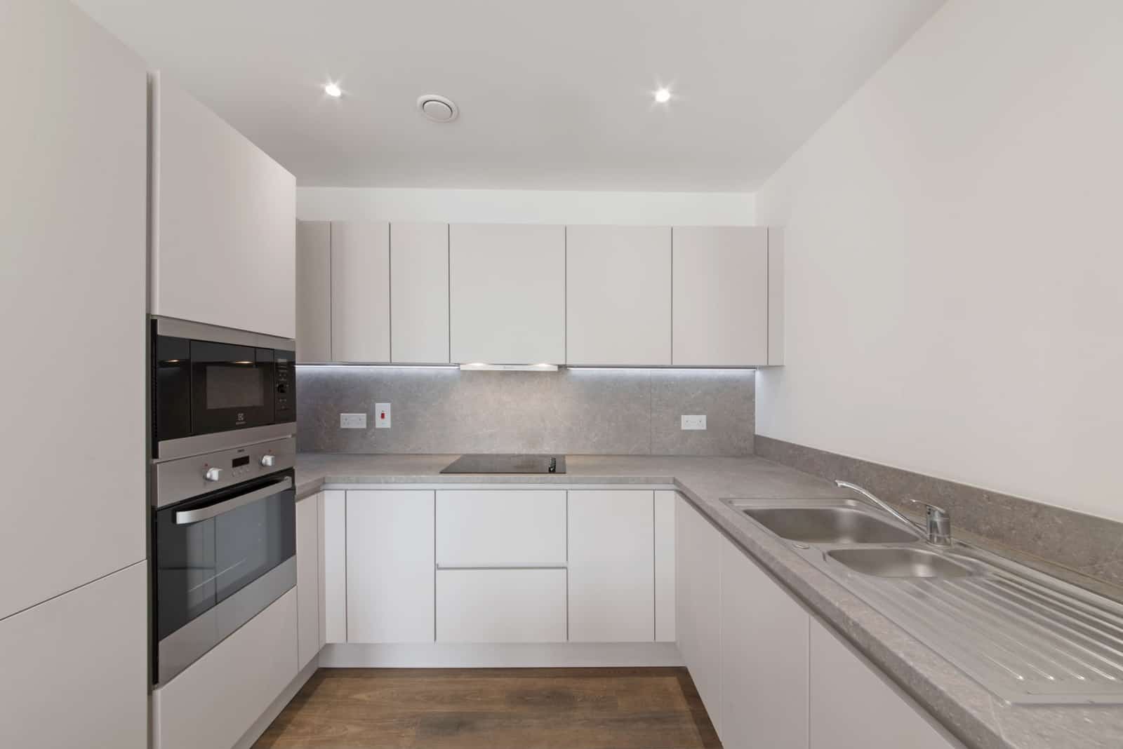 Spacious Modern Two-Bedroom Apartment in Prime Harrow Location - Photo 4