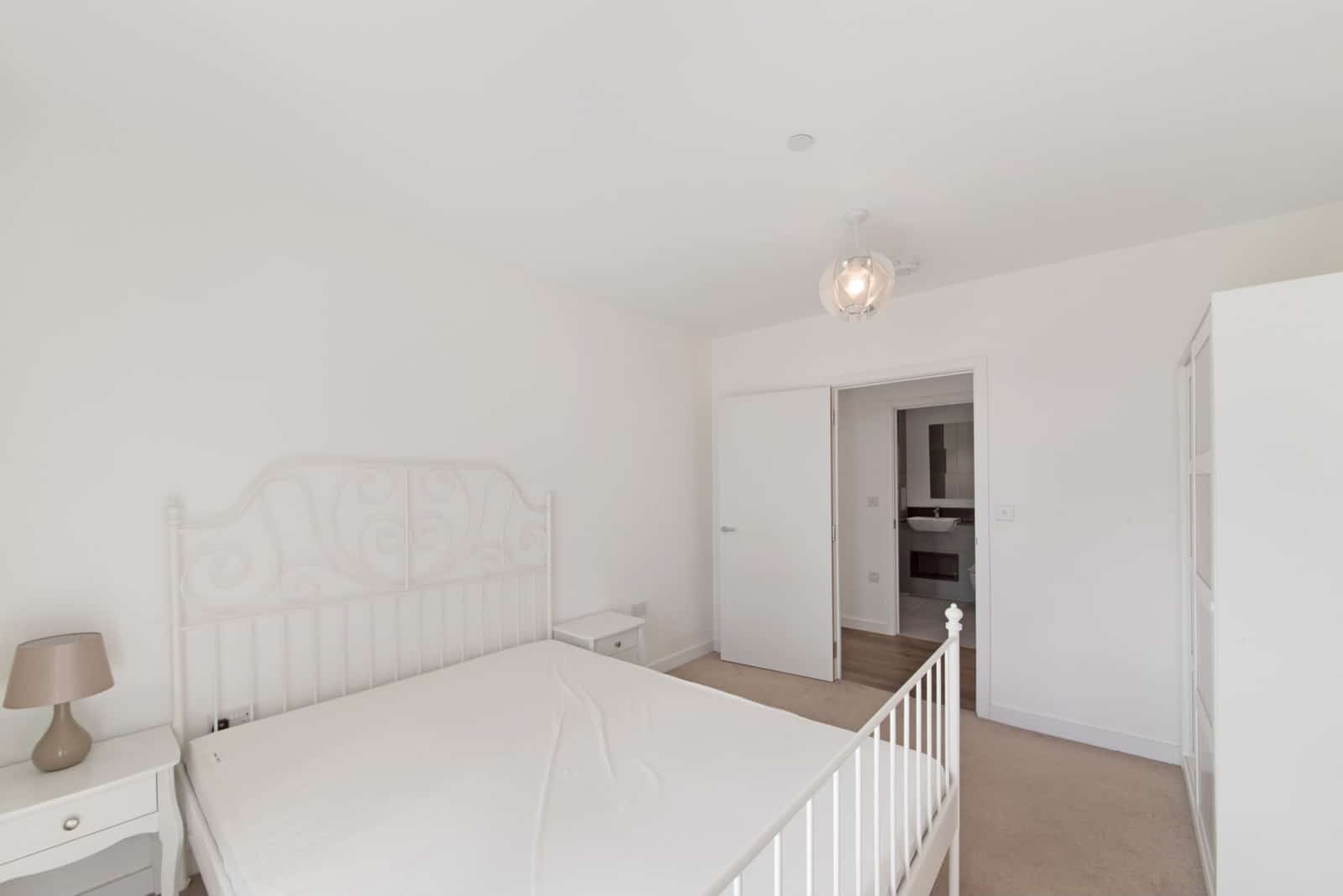 Spacious Modern Two-Bedroom Apartment in Prime Harrow Location - Photo 5