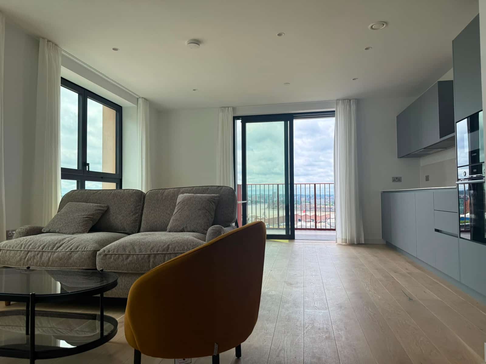 Chic Two-Bedroom Apartment in Prime Greenwich Peninsula Location - Photo 2