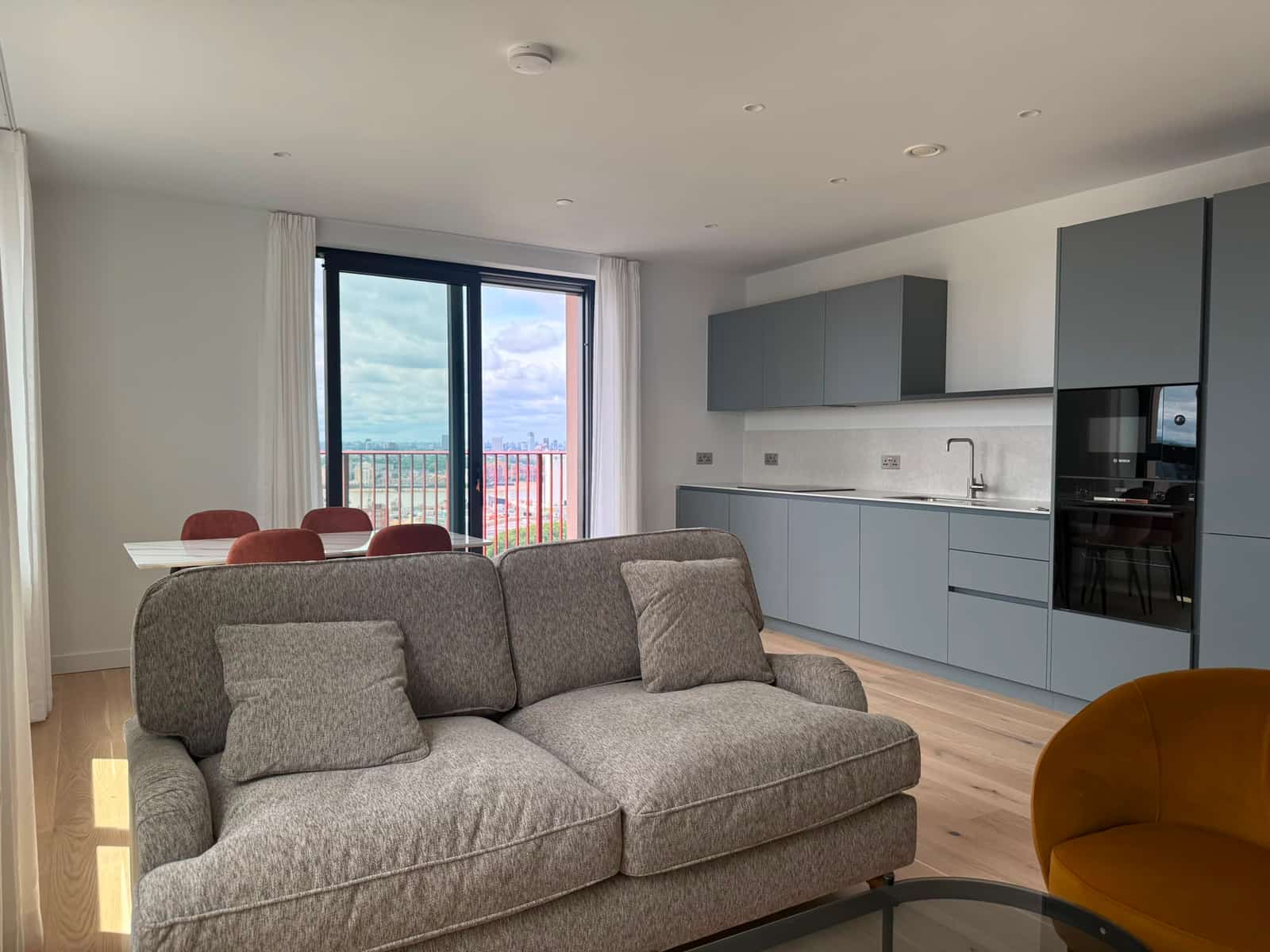 Chic Two-Bedroom Apartment in Prime Greenwich Peninsula Location - Photo 3