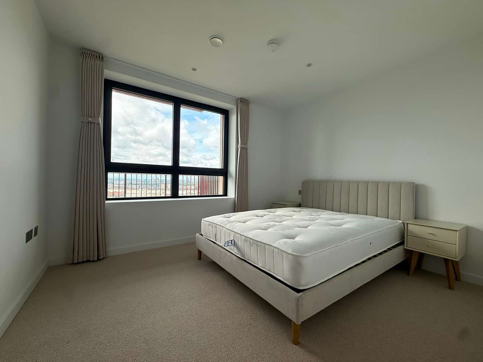 Chic Two-Bedroom Apartment in Prime Greenwich Peninsula Location - Photo 7