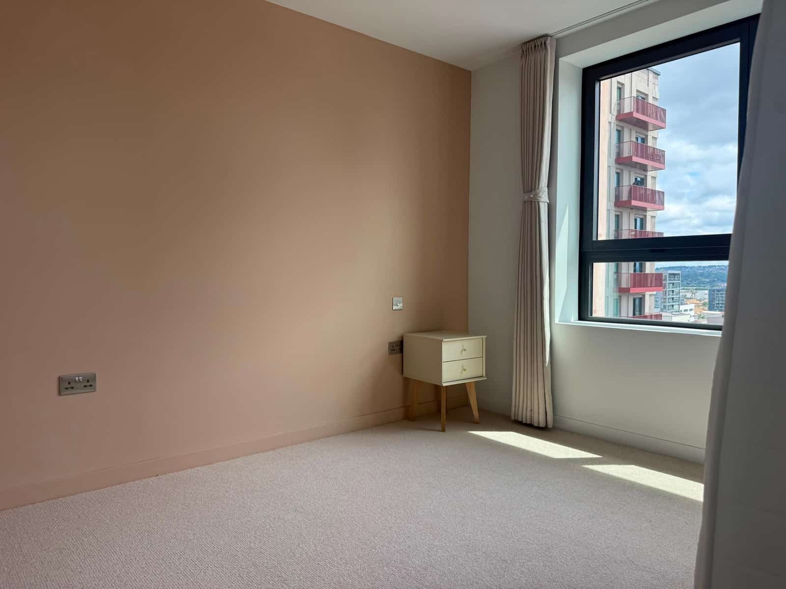 Chic Two-Bedroom Apartment in Prime Greenwich Peninsula Location - Photo 8