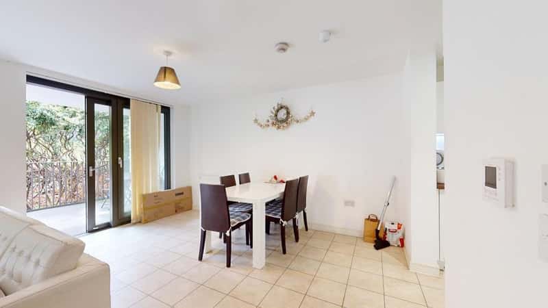 Spacious 3 Bedroom Flat in Vibrant East London - Photo 2