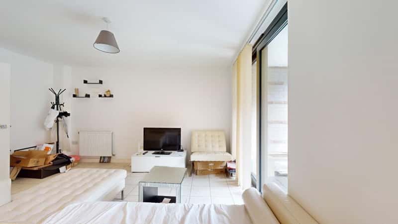 Spacious 3 Bedroom Flat in Vibrant East London - Photo 3