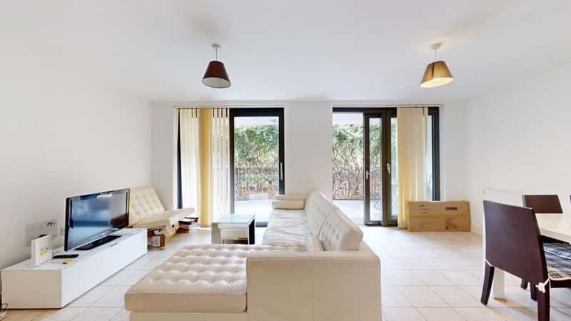 Spacious 3 Bedroom Flat in Vibrant East London - Photo 4