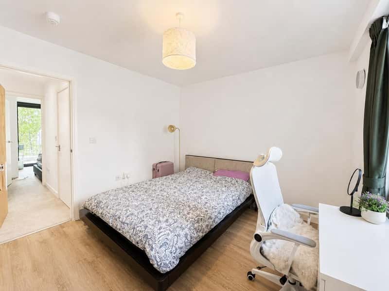 Spacious 3 Bedroom Flat in Vibrant East London - Photo 6