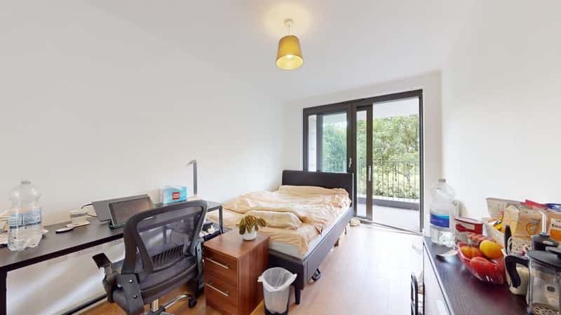 Spacious 3 Bedroom Flat in Vibrant East London - Photo 8