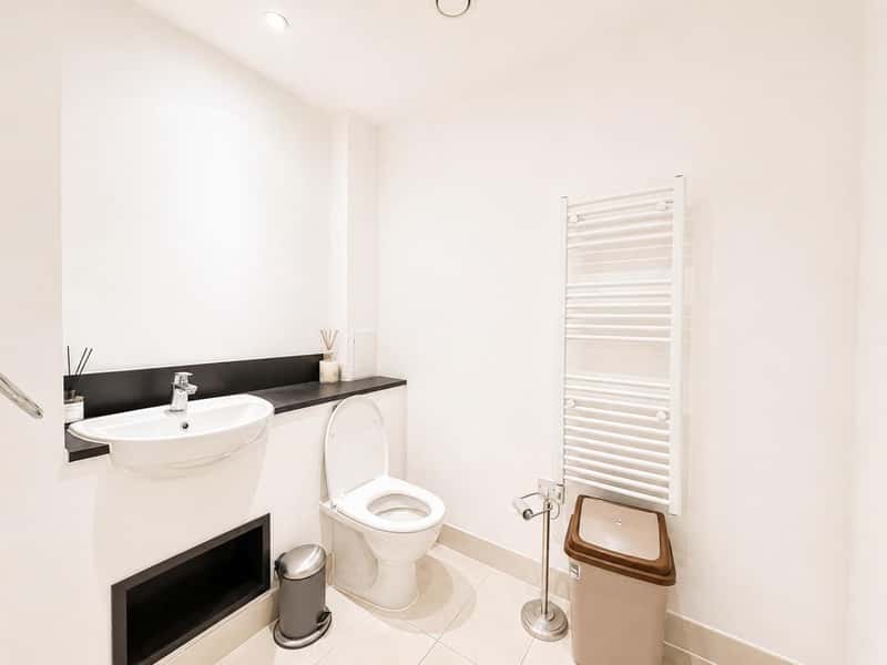 Spacious 3 Bedroom Flat in Vibrant East London - Photo 9
